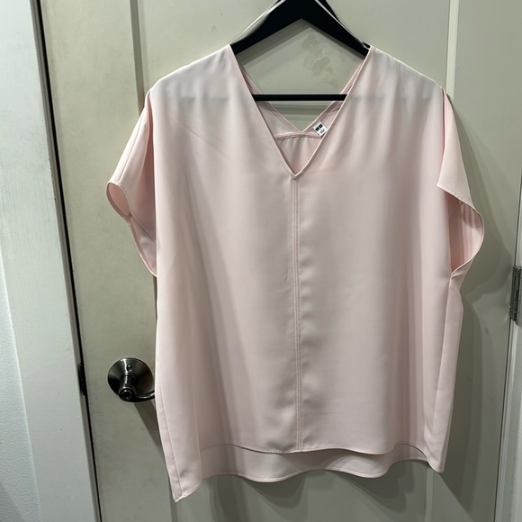 Uniqlo Tops - Uniqlo pale pink top 🩷🤍